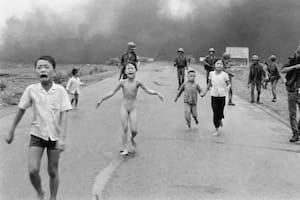 Nick Ut ganó un Pulitzer y otros numerosos premios por la foto llamada "El terror de la guerra", conocida popularmente como "La niña del napalm". En el centro se ve a Kim Phuc, de 9 años