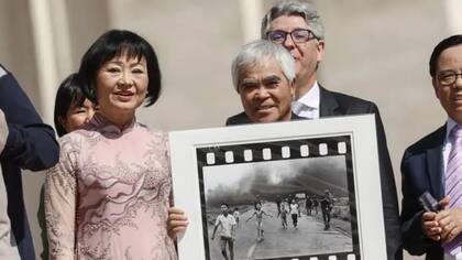 Nick Ut y Kim Phuc se reunieron con el Papa Francisco en 2022 para conmemorar el 50 aniversario de "La niña del napalm"