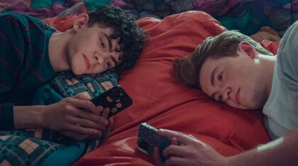 Nick y Charlie, de la serie "Heartstopper", son parte de la generación que prefiere un mensaje a una llamada. Foto: Netflix