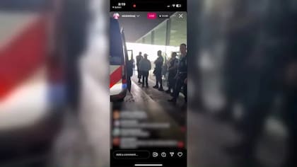 Nicki Minaj publicó un video en vivo mientras estaba siendo arrestada por la policía de Ámsterdam