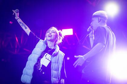 Nicki Nicole con Trueno en uno de los show del cierre del Día 1 de Cosquín Rock 2022