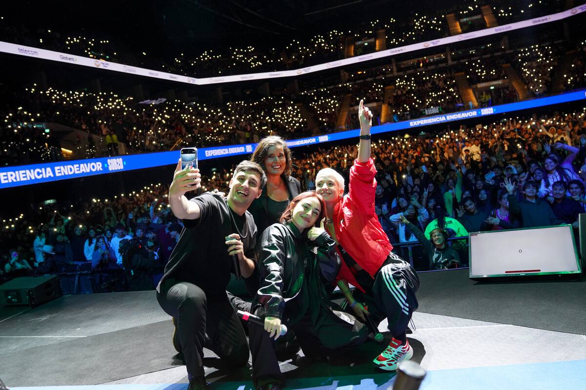 Nicki Nicole durante el evento emprendedor en el Movistar Arena