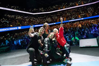 Nicki Nicole durante el evento emprendedor en el Movistar Arena