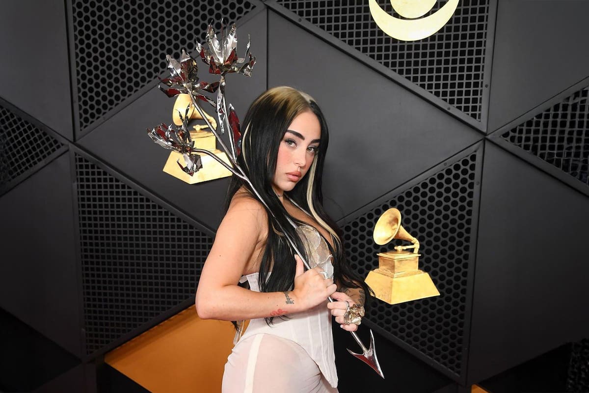 Nicki Nicole en los Grammys, acompañada por Maybelline New York.