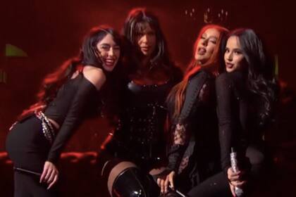 Nicki Nicole, Nathy Peluso, Christina Aguilera y Becky G cantaron "Pa mis muchachas" en los Premios Latin Grammy 2021