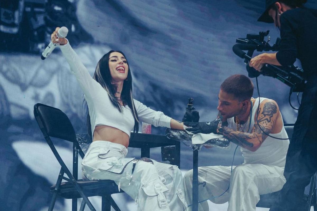 Nicki Nicole se tatuó en medio de un show en el Movistar Arena (Foto Instagram @tototatuer)