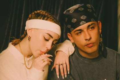 Nicki Nicole y Trueno en el video su tema "Dangerous", producido por Bizarrap, Mauro De Tommaso y Evlay