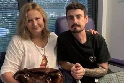 Nicko antes de una consulta médica, junto a su madre