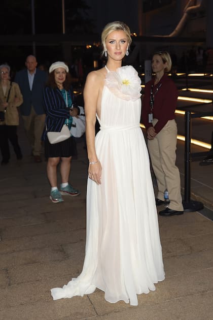 Nicky Hilton también apostó al blanco con un diseño de Óscar de la Renta.