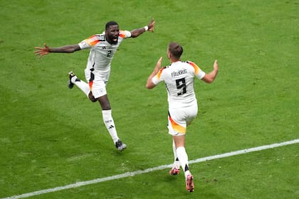 Niclas Fullkrug celebra con su compatriota alemán Antonio Ruediger tras anotar en el encuentro ante Suiza del Grupo A de la Eurocopa el domingo 23 de junio del 2024