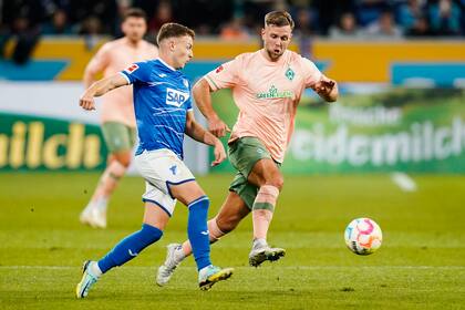 Niclas Füllkrug, del Werder Bremen, disputa un balón con Dennis Geiger, del Hoffenheim, en un partido de la Bundesliga realizado el viernes 7 de octubre de 2022 (Uwe Anspach/dpa via AP)