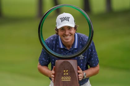 Nico Echavarría con el trofeo de campeón del Zozo Championship de la gira PGA en el Narashino Country Club en Inzai, Japón, el domingo 27 de octubre de 2024. (AP Foto/Tomohiro Ohsumi)