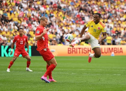 Nico Elvedi, en la marca del colombiano Jhon Arias (Photo by David Ramos / GETTY IMAGES NORTH AMERICA / Getty Images via AFP)