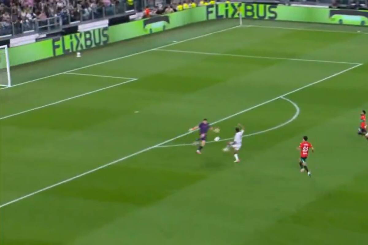 Nico González marcará el 1-0 para Juventus tras el despeje fallido del arquero Nikolas Polster, de NEC, de Países Bajos