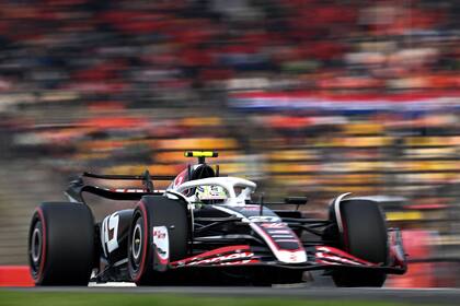 Nico Hülkenberg, a bordo de su Haas; es uno de los 14 corredores de Fórmula 1 que terminarán este año sus contratos y estaría por firmar con Sauber, que desde 2026 será Audi.
