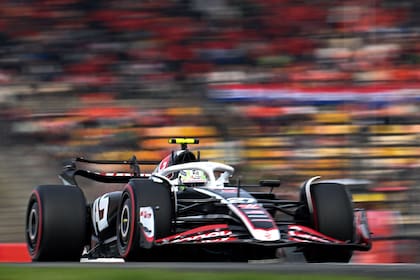 Nico Hülkenberg, a bordo de su Haas; es uno de los 14 corredores de Fórmula 1 que terminarán este año sus contratos y estaría por firmar con Sauber, que desde 2026 será Audi.
