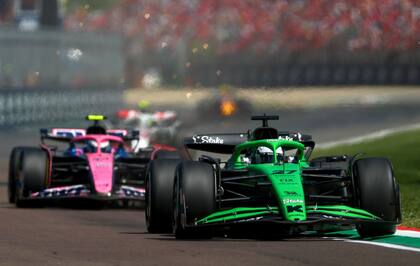 Nico Hulkenberg va por delante de Franco Colapinto en un tramo del Gran Premio de Imola