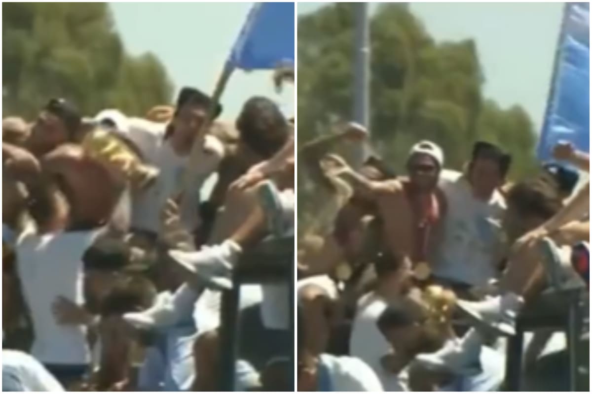 Nico Otamendi le puso una prenda íntima arriba de la cabeza a Scaloni durante los festejos (Foto: Captura de video)