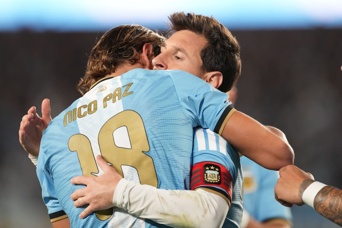 Nico Paz, de la selección de Argentina, festeja con su compañero Lionel Messi, en su partido de desp