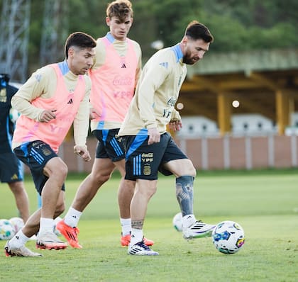 Nico Paz, detrás de Montiel y Messi, en la selección