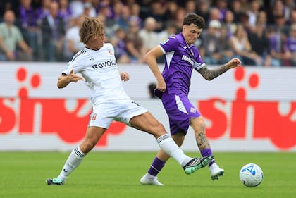 Nico Paz, en la lucha por la pelota de Alejandro Jiménez Sánchez, en el duelo de Como ante Fiorentina