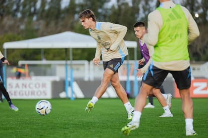 Nico Paz es una opción para ser titular ante Venezuela