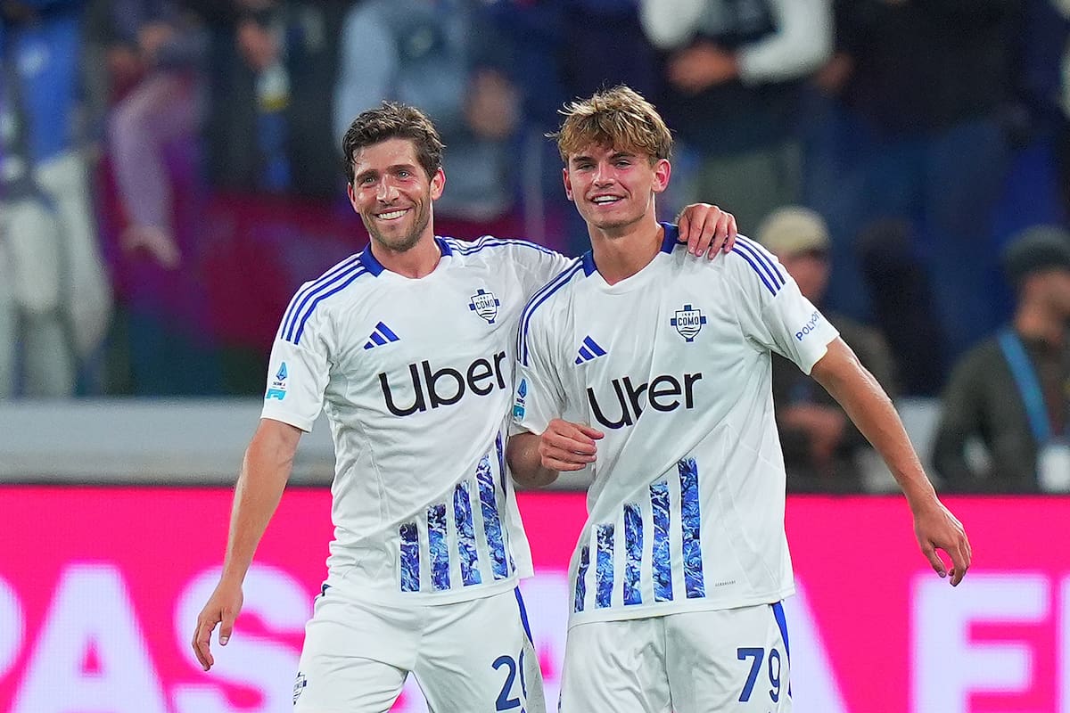 Nico Paz junto a Sergi Roberto; el jugador argentino del Como fue citado para la selección nacional; antes, se enfrentará a Napoli en el Diego Maradona. (Spada/LaPresse via AP)