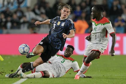 Nico Paz recibe la falta de Moumouni Diallo