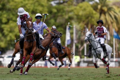 Nico Pieres, el alma mater de La Zeta Kazak, pega delante de Alfredo Bigatti