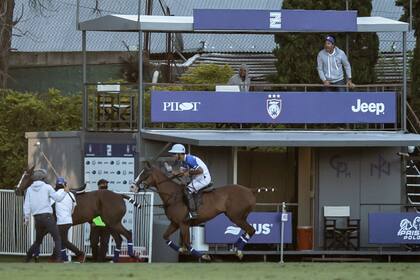 "¡Gracias! ¡Gracias", va gritándole Nicolás Pieres a Guillermina después de la formidable corrida de la yegua que le permitió marcar el gol de oro de Ellerstina a La Dolfina Polo Ranch para alcanzar la final.