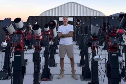 Nico posa en la granja de telescopios donde brinda un servicio de hosting por suscripción mensual. Cada cliente alquila un espacio para dejar instalado su telescopio y además, se le da soporte técnico, mantenimiento y acceso remoto