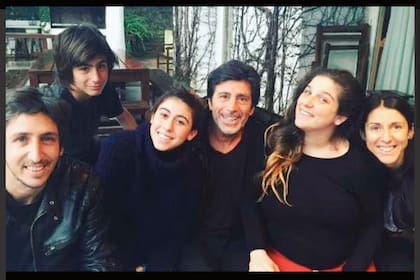 Nico Repetto en una foto familiar de hace unos años con sus cinco hijos. De izquierda a derecha, Nicolás, Francisco, Renata, Juana y Valeria.