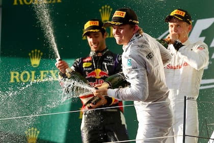 Nico Rosberg festeja su triunfo en Melbourne