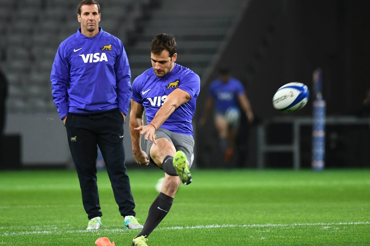 Nico Sánchez ensaya una patada a los palos; detrás, lo observa Gonzalo Quesada, goleador del Mundial 1999