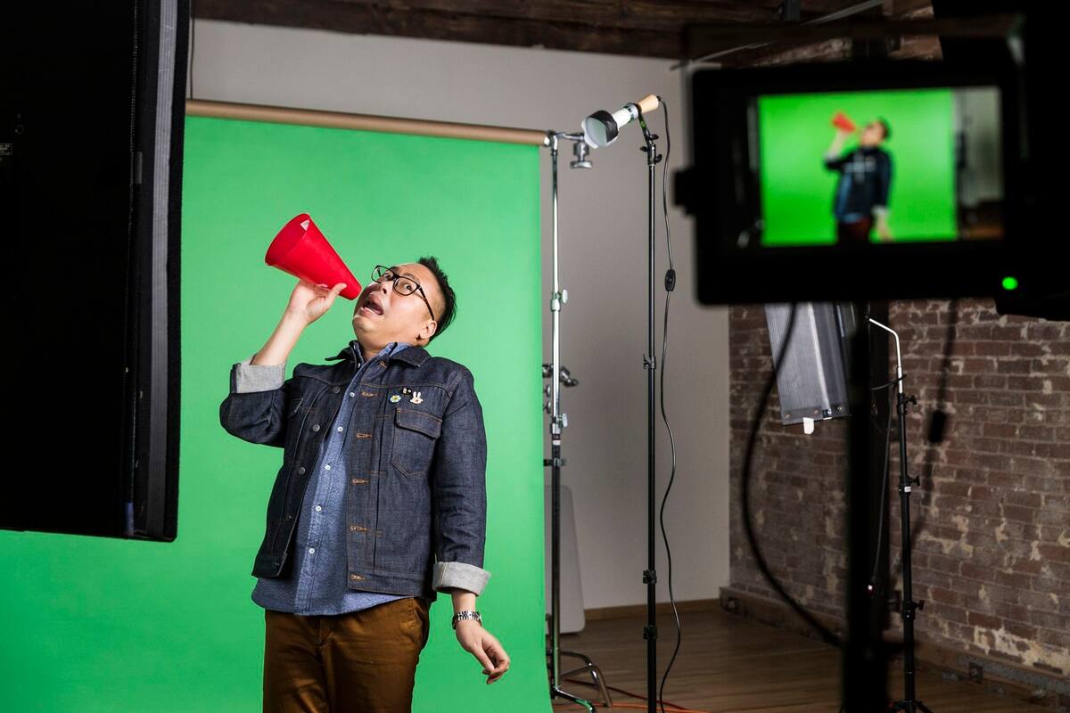 Nico Santos graba sus reacciones para Giphy Studios, el brazo creativo del sitio de GIFs animados Giphy.com, en Los Angeles