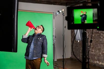 Nico Santos graba sus reacciones para Giphy Studios, el brazo creativo del sitio de GIFs animados Giphy.com, en Los Angeles