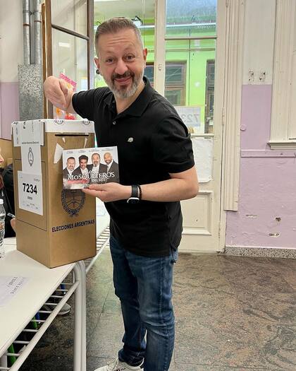 Nico Scarpino mostró un papel de su obra teatral junto a las urnas