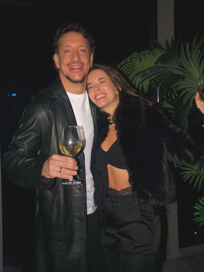 Nico Vázquez disfrutó de una velada inolvidable junto a su pareja, la actriz Dai Fernández, y el resto de sus seres queridos