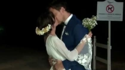 Nico Vázquez, Gimena Accardi y el beso de casados