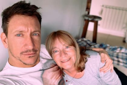 Nico Vázquez y Gimena Accardi regresaron este martes a la Argentina; la madre del actor, Mirta Mantovani, compartió su alivio y agradecimiento en las redes