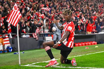 Nico Williams celebra tras marcar el primer gol del Athletic Bilbao ante Roma