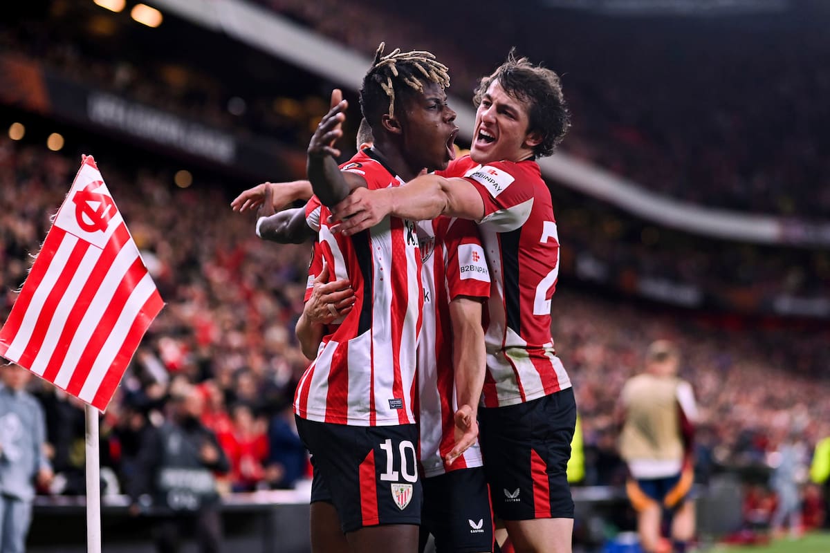 Nico Williams, la figura del Athletic Club, celebra un gol junto a Unai Gómez en San Mamés, el vibrante estadio del club de Bilbao