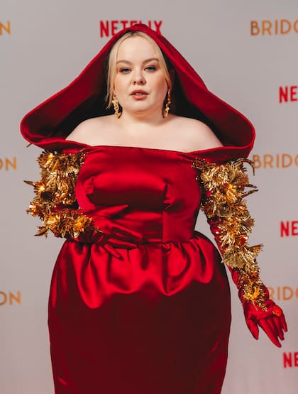 Este vestido de satén, ceñido en la cintura y con una gran capucha, realmente hizo destacar a la actriz durante el evento que realizó Netflix en Brasil