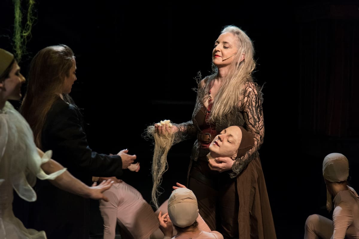 Nicola Costantino a modo de Hamlet, con una recreación de su propia cabeza en las manos