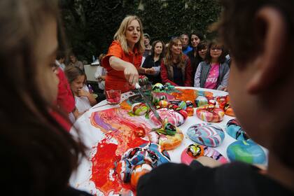 Nicola Costantino les dio de comer sus obras a los visitantes de Ostende