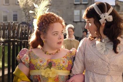 Nicola Coughlan (izquierda), como Penelope Featherington, y Claudia Jessie como Eloise Bridgerton