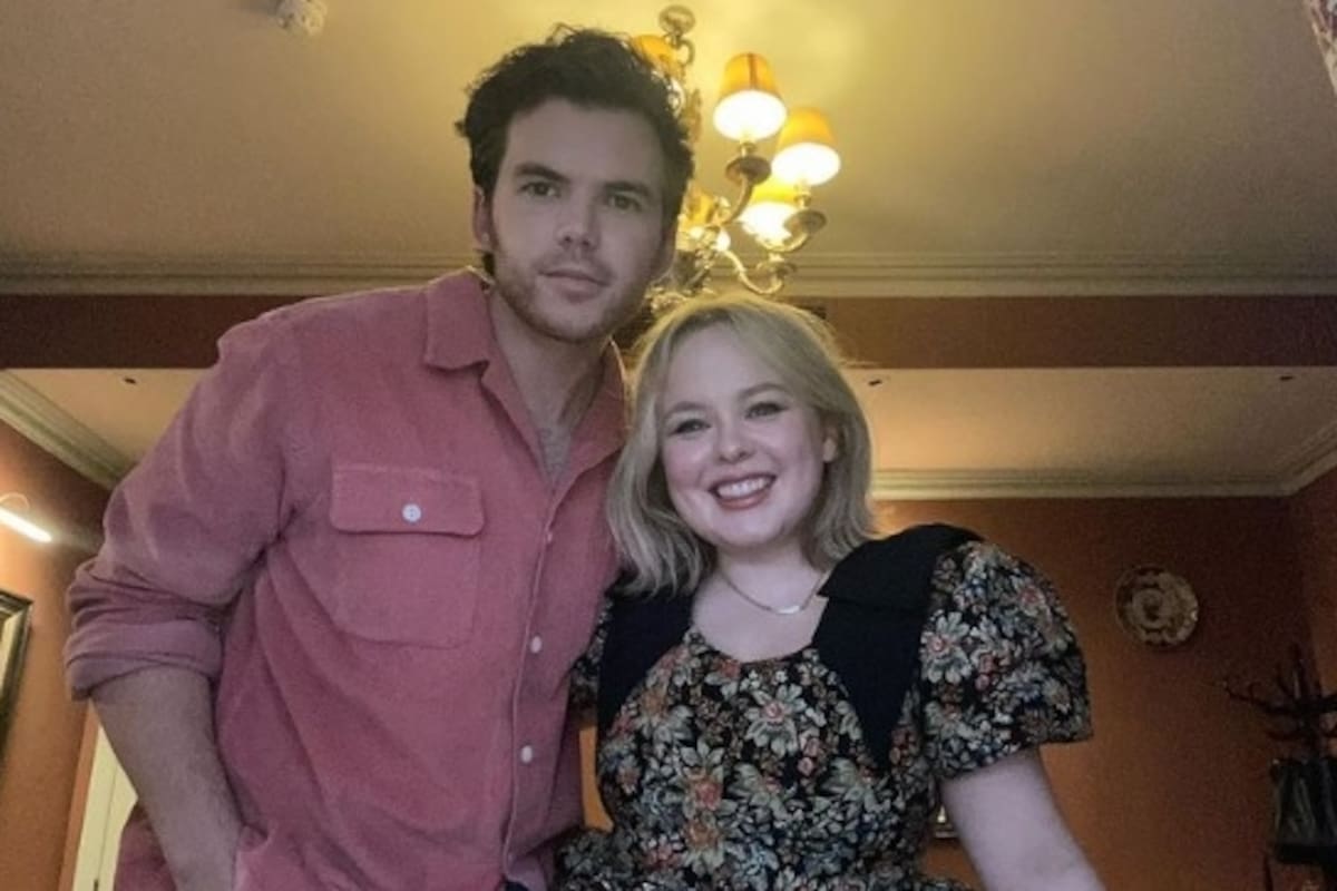 Nicola Coughlan junto a Luke Newton: los actores serán el foco de atención de la tercera temporada de la exitosa serie de Netflix