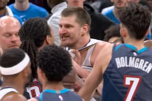 No hagan enojar al gigante: la furia de Jokic tras una falta descalificadora que derivó en golpes y sanciones