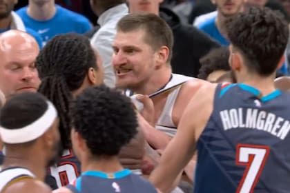 Nicola Jokic reacciona y se trenza con Jaylin Williams después de recibir una falta desleal de Luguentz Dort por la que fue expulsado el jugador de Oklahoma City Thunder