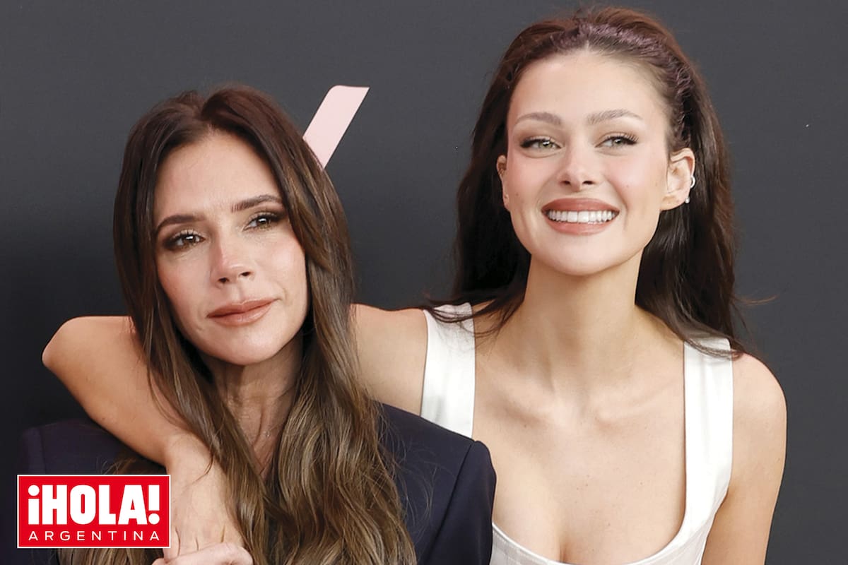 Nicola Peltz con su suegra, Victoria Beckham, que también es su gurú de estilo. Juntas en la presentación de Lola, una película dirigida por Nicola. Ella lleva un conjunto blanco de top y pantalón diseñado por Victoria.